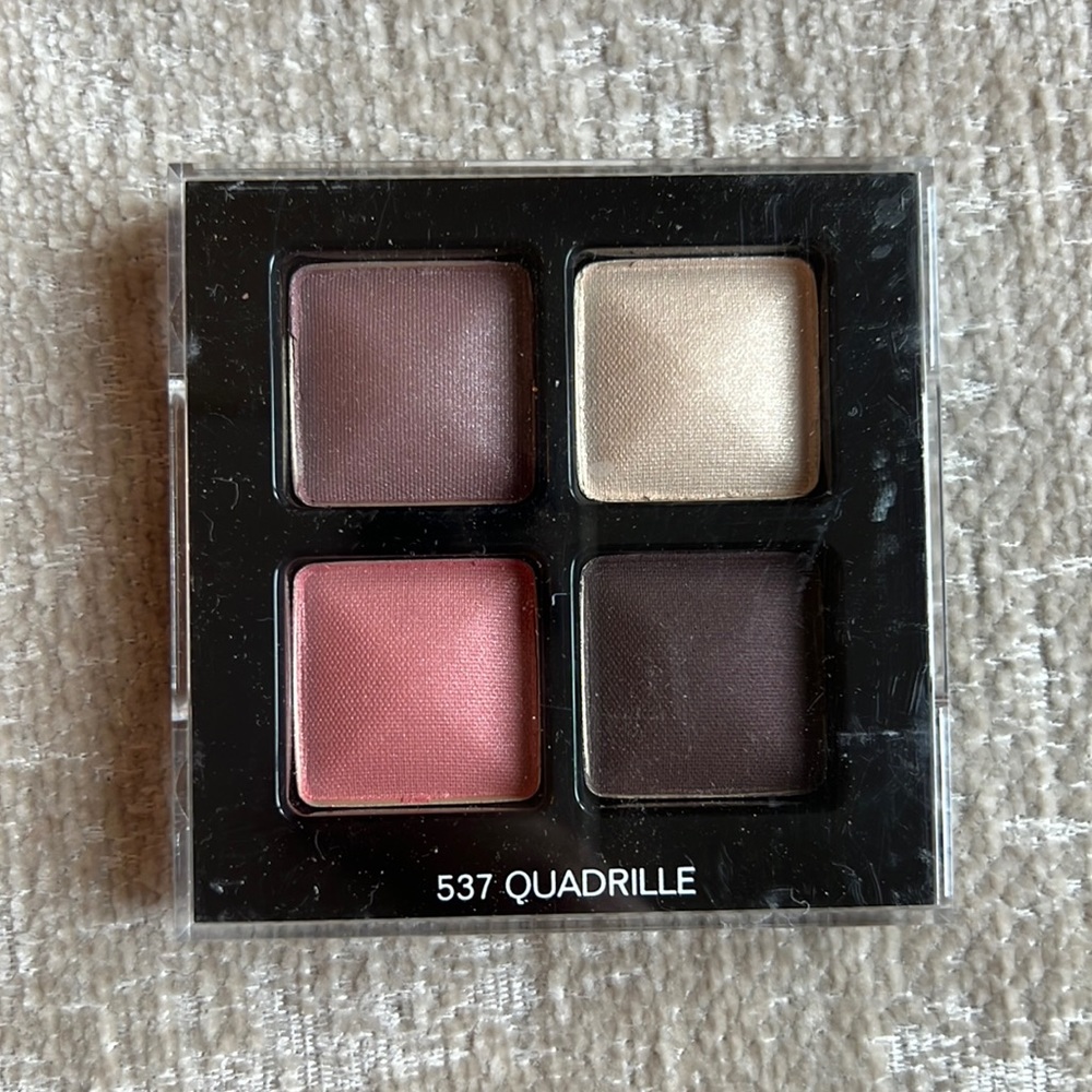 CHANEL Eyeshadow Palette Rare Limited Edition Color
537 QUADRILLE